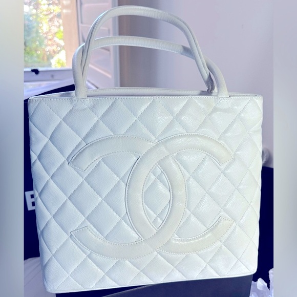 🥳CHANEL CAVIAR MEDALLION CC TOTE IN WHITE. - Picture 1 of 8